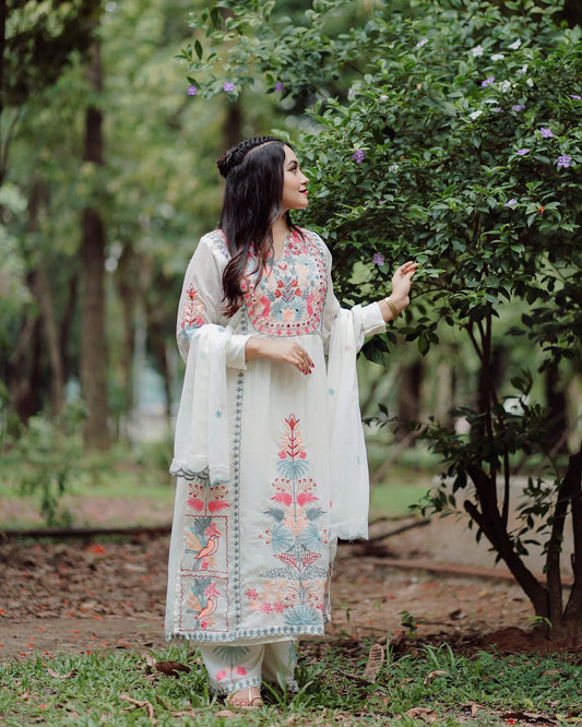 Beautifully designed that seamlessly combines tradition kurta set