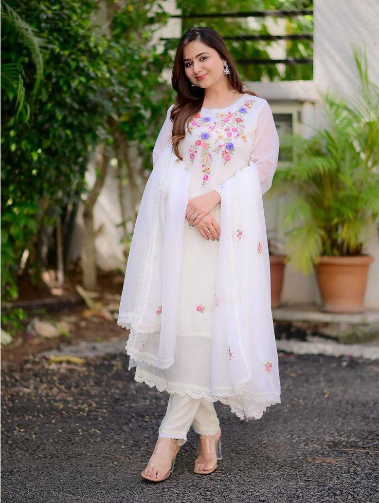Beautifully designed that seamlessly combines tradition kurta set