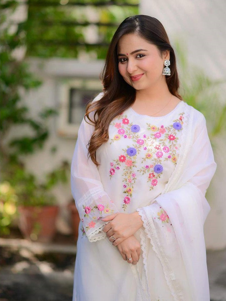 Beautifully designed that seamlessly combines tradition kurta set