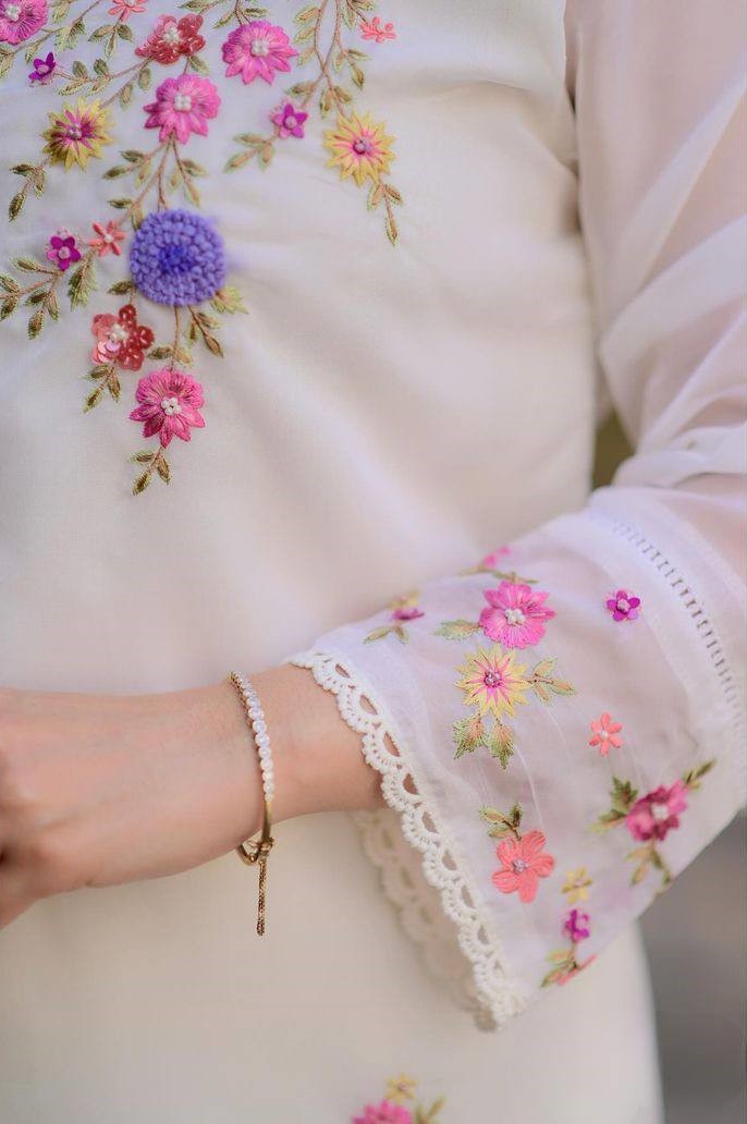 Beautifully designed that seamlessly combines tradition kurta set