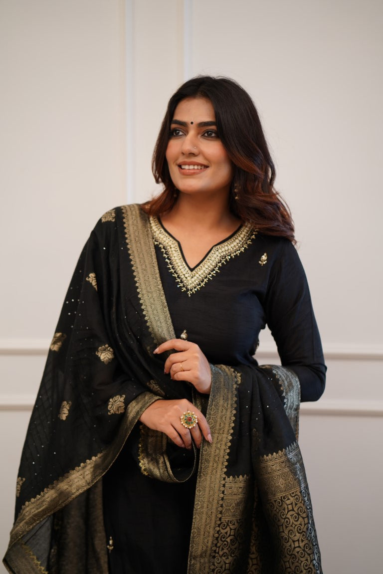 Beautifully designed that seamlessly combines tradition kurta set