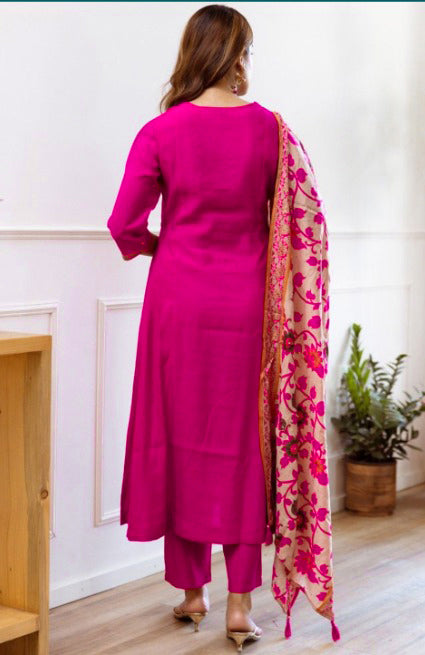 Beautifully designed that seamlessly combines tradition kurta set